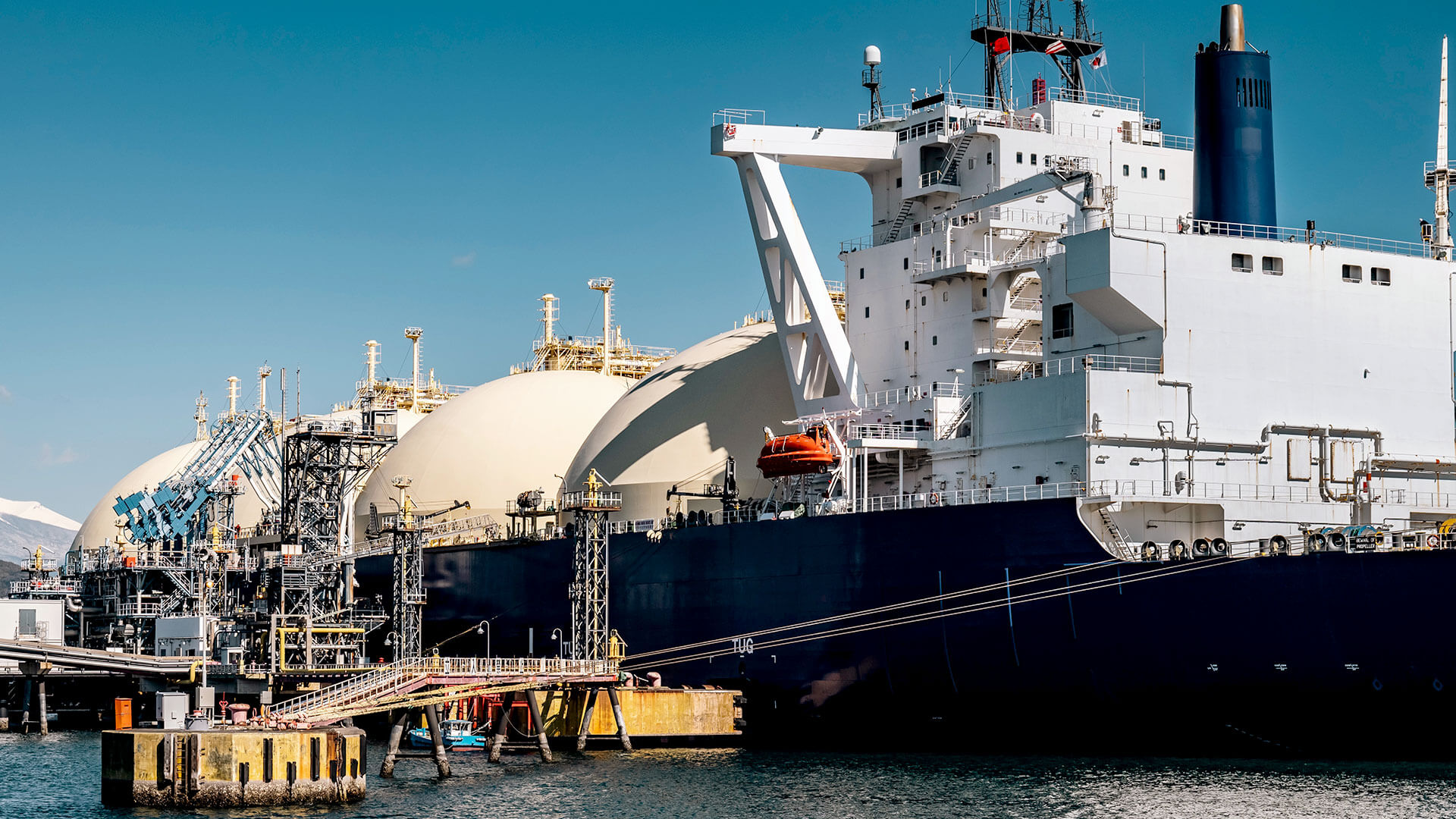 LNG танкер разгружается в порту
